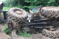 Muškarac teže povrijeđen prilikom prevrtanja traktora u Gacku
