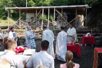 Mitropolit Hrizostom služio na ruševinama manastira Udrimza