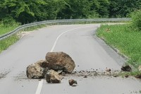 Стање на путевима: Коловози суви, потребан опрез због могућих одрона
