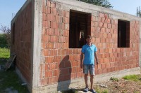 Мјештани и црква граде кућу Српчанину