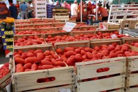 Поврће нуде шаком и капом
