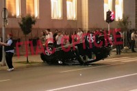 Udes u centru Banjaluke, automobil završio na krovu FOTO