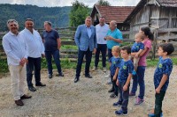 Додик уручио помоћ вишечланим породицама Мирчић и Кекић