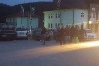 Novi incidenti u Velikoj Kladuši: Građani pregledaju autobuse, izbacuju migrante
