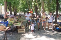 Богата понуда требињске пијаце, туристи радо пазаре