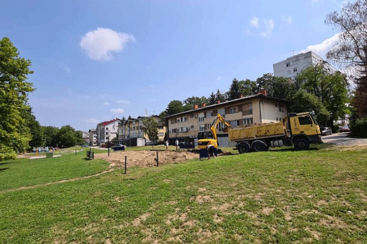 Група младих Бањалучана покренула је акцију уређења одбојкашког терена на пијеску