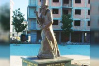 Пале: Постављен споменик патријарха Павла