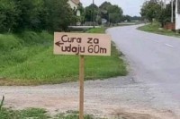 Urnebesan putokaz upućuje mladoženje do djevojke za udaju