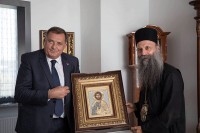 Dodik se sastao sa mitropolitom Porfirijem, uručio donaciju Srpske od 100.000 evra