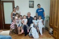 Арлов уручио пригодне поклоне једанаесточланој породици у Косовској Митровици