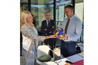 Цвијановићева од Батеза добила на поклон лопту са потписима одбојкаша Србије
