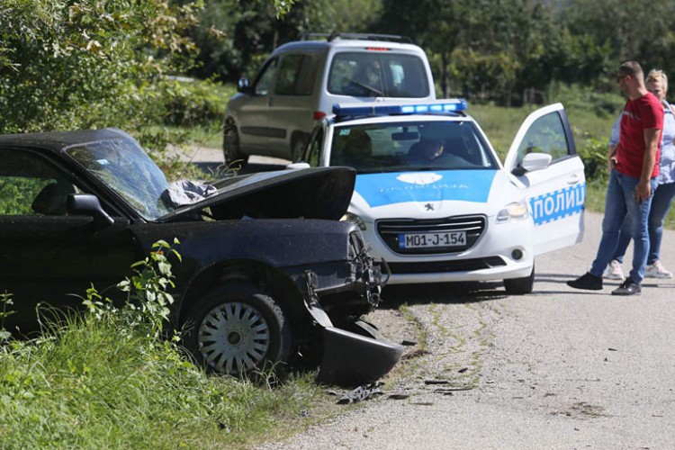 Возач погинуо у судару с комбијем пуним дјеце код Прњавора