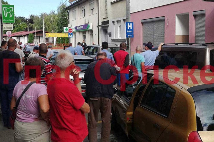 Мушкарац је након свађе због паркинг мјеста блокирао једносмјерну улицу