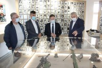 Савчић посјетио спомен-собу посвећену погинулим борцима ВРС у Угљевику