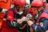 Turska: Spasena majka i njeno troje djece nakon 18 sati ispod ruševina