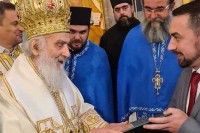Патријарх Иринеј уручио грамату градоначелнику Добоја
