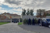 Po nalogu Specijalizovanog tužilaštva u toku pretres kuća optuženih Tačija, Veseljija i Seljimija na Kosovu