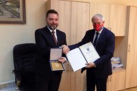 Братунац: Млађеновић уручио признање Кошарцу за помоћ инвестицијама