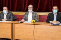 Општина Прњавор наградила петоро докторанада и четворо постдипломаца