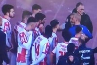 Navijači Zvezde upali na teren, držali govor igračima