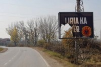 Kod Gračanice zapaljen bilbord sa amblemom terorističke OVK