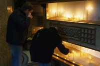 Služen pomen patrijahu, vjerujući narod paljenjem svijeća odaje poštu
