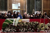 Вјерници се опраштају од патријарха Иринеја у Храму Светог Саве