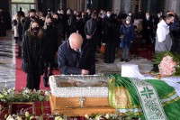 Vjernici odaju poslednju poštu patrijarhu, ruski mitropolit na sahrani