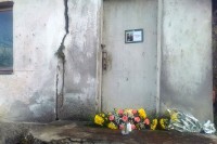 Положено цвијеће испред породичне куће Мустафе Надаревића у Новом Граду