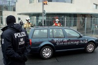 Automobil udario u kapiju ispred kancelarije Angele Merkel, vozač priveden