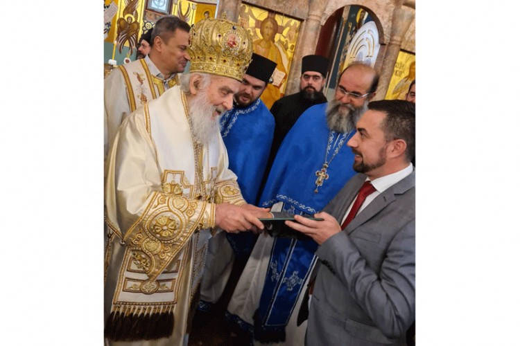 Патријарх српски уручује грамату градоначелнику Јеринићу