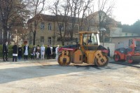 У оквиру комплекса Болнице "Свети врачеви" почело асфалтирање приступног пута и паркинга површине 2.200 метара квадратних