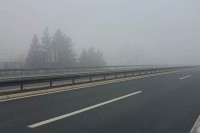 Стање на путевима:  Клизави коловози, магла и опасност од одрона