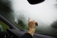 Једноставан трик да вам више не магле стакла на аутомобилу
