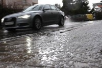 Клизави коловози, ниска облачност смањује видљивост