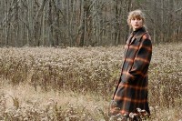 Tejlor Svift albumom “Evermore” oduševila kritičare i obožavaoce: Note sjećanja i utješnog zagrljaja