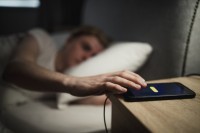 Da li je štetno da spavamo sa telefonom pored kreveta?