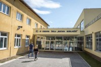 I nazivima škola Srbima guraju prst u oko