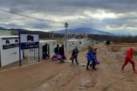 Migranti iz "Lipe" pokušali da blokiraju magistralni put kod Bihaća, u grupama silaze u grad