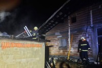 Угашен пожар на породичној кући у Шековићима