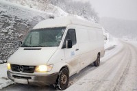 Стање на путевима: Угажен снијег на коловозу, преко превоја потребни ланци