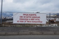 Pano sa porukom podrške Dodiku osvanuo preko puta UKC-a