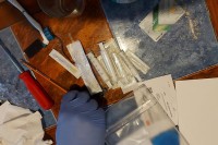 Uhapšena četiri falsifikatora: Po narudžbi izrađivali lažne PCR testove, uvjerenja, lične karte...