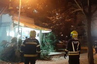 Јак вјетар прави штету у Бањалуци, стабла пала на паркиране аутомобиле