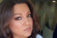 Nina Badrić u koži i mrežastim čarapama poručuje: "Moli i radi" FOTO
