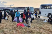 Prazni autobusi napuštaju kamp Lipa, migranti noć provode na ledini