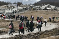 Protest građana Bihaća ispred kampa "Bira": Migrantima simbolično zatvorili kapiju