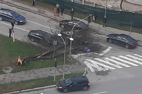 Снажан вјетар оборио стабло на аута