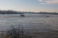 Багер заробљен у ријеци Дрини