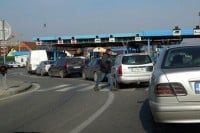 Kolona vozila čeka u međuprostoru u Brodu